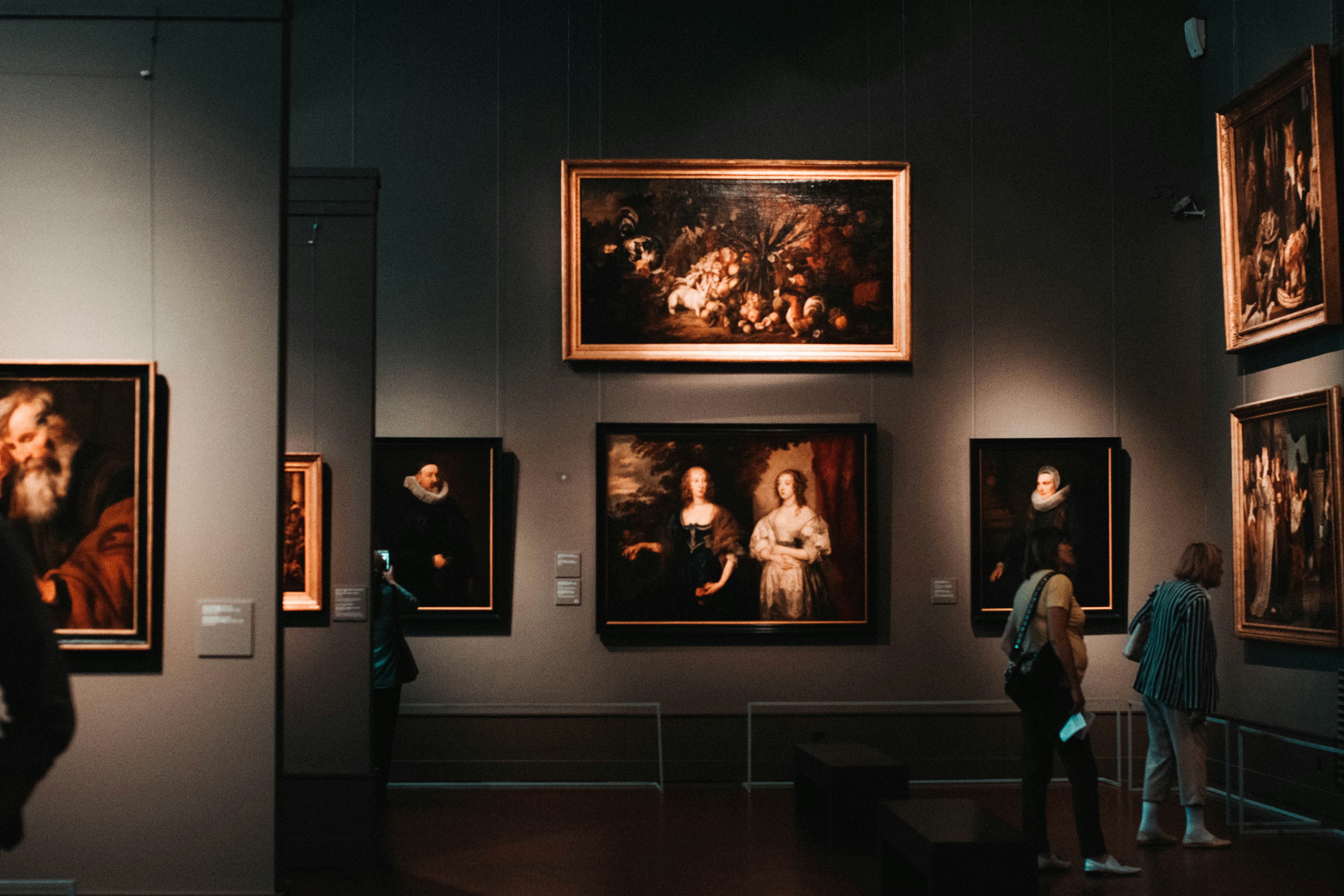 معارض وورش للفنانين